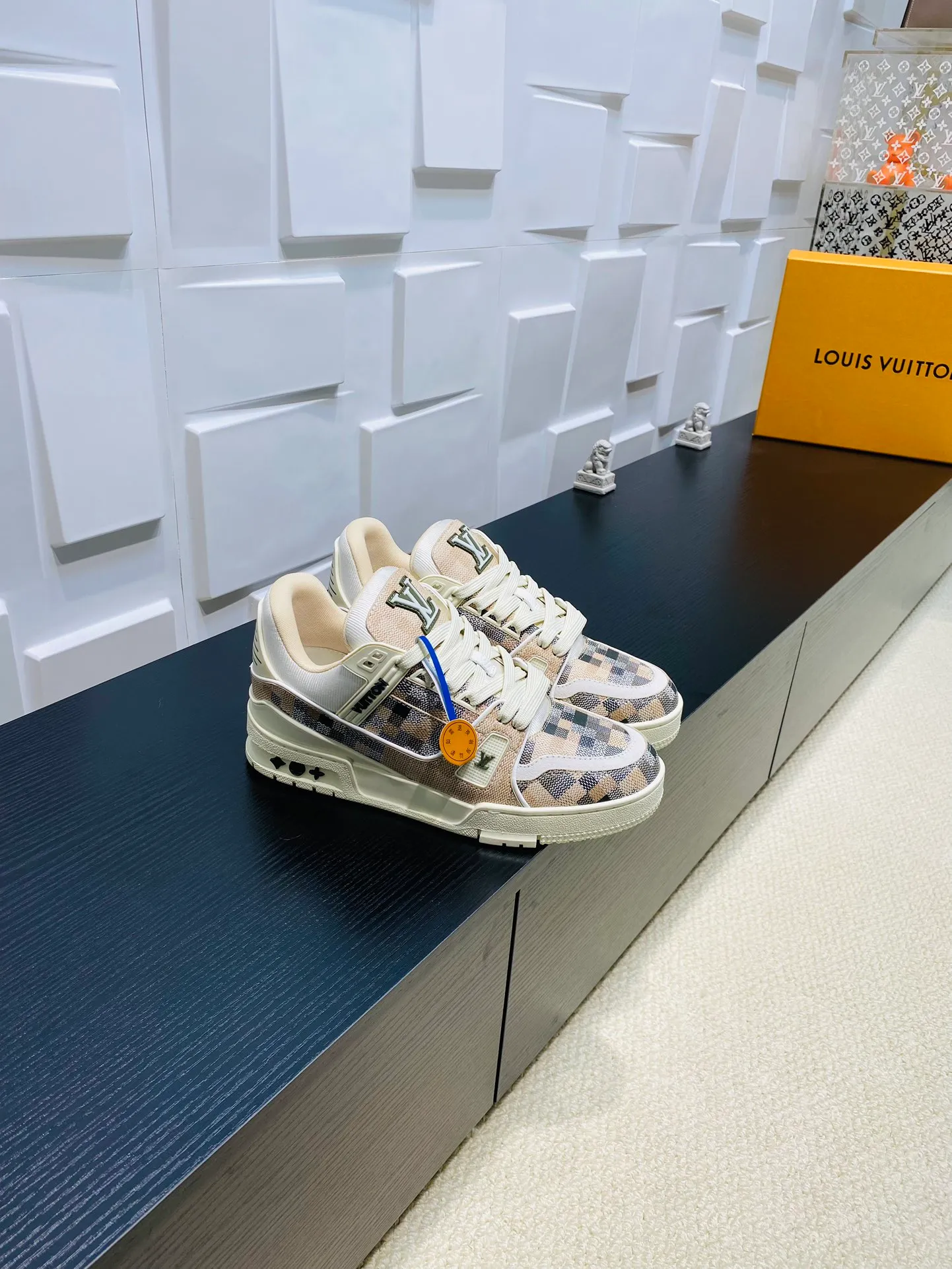 👟👟Ex-factory price 800👟👟 💰💰💰 Hot style 🆕🆕🆕𝙇𝙑 LV Louis Vuitton L House Donkey Brand Trainer Series Couple Style Casual Sports Shoes Skateboard Shoes Original Purchase Development Production Production This pair of LV Trainer sneakers are made of a blend of technical materials with waterproof properties. The meticulously crafted upper is notable for its many signature details, including Louis Vuitton and #54 in script, referencing the year 1854. Exquisite packaging at the delivery counter🛍📦 ▪️Fabrics: Original customized imported cowhide ▪️Inner lining: Original customized breathable mesh ▪️Outsole: Original open-molded non-slip TPU combination outsole ▪️Sole thickness: 3 cm ▪️Size: Women's 35-41 / Men's 38-46